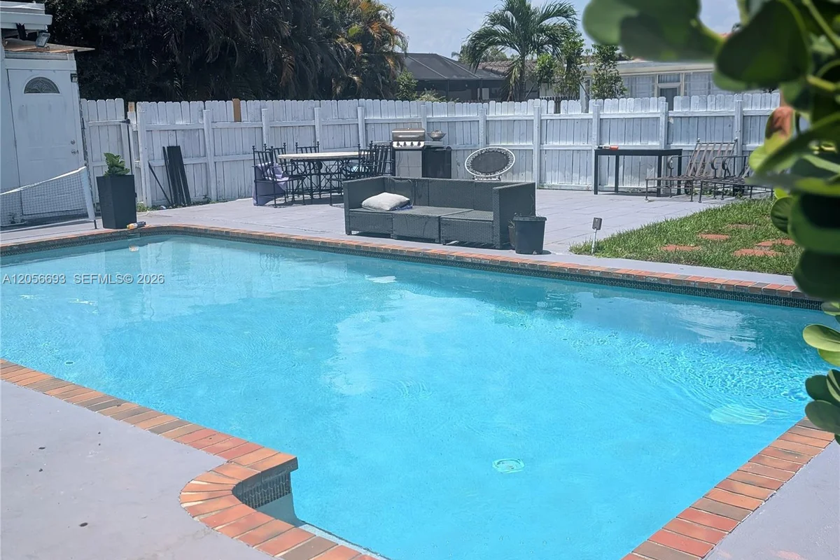 Home in Hollywood: photo 1 of 18