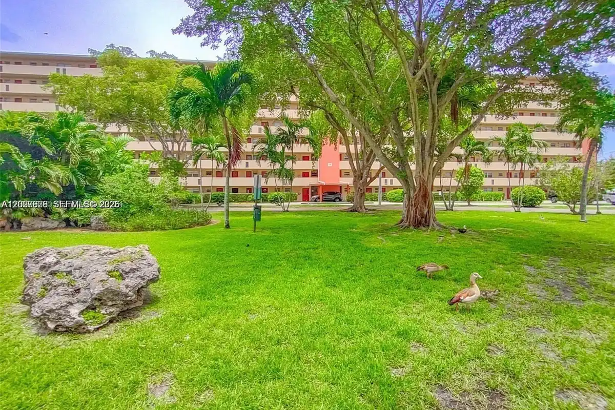1710 NE 191st St #103-3, Miami: photo 1 of 16