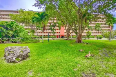 1710 NE 191st St #103-3, Miami: photo 1 of 16