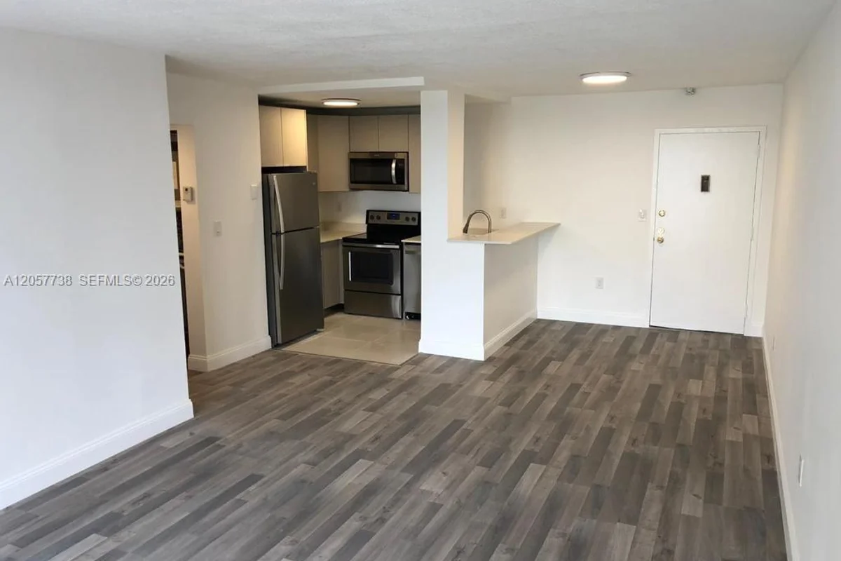 9682 Fontainebleau Blvd #507, Miami: photo 1 of 18