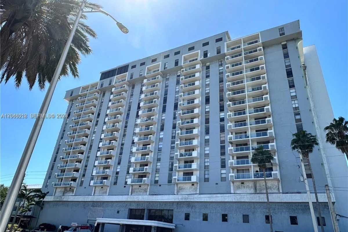 13499 Biscayne Blvd #412, North Miami: photo 1 of 11