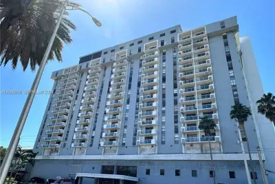 13499 Biscayne Blvd #412, North Miami: photo 1 of 11