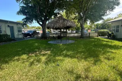 705 NE 3rd St #2, Hallandale Beach: photo 1 of 8