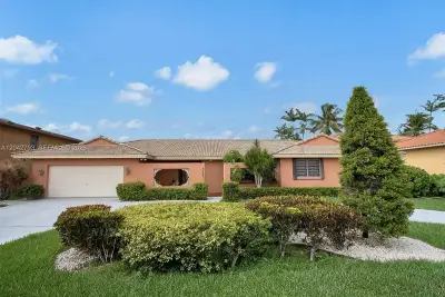 7365 N Augusta Dr, Hialeah: photo 1 of 38