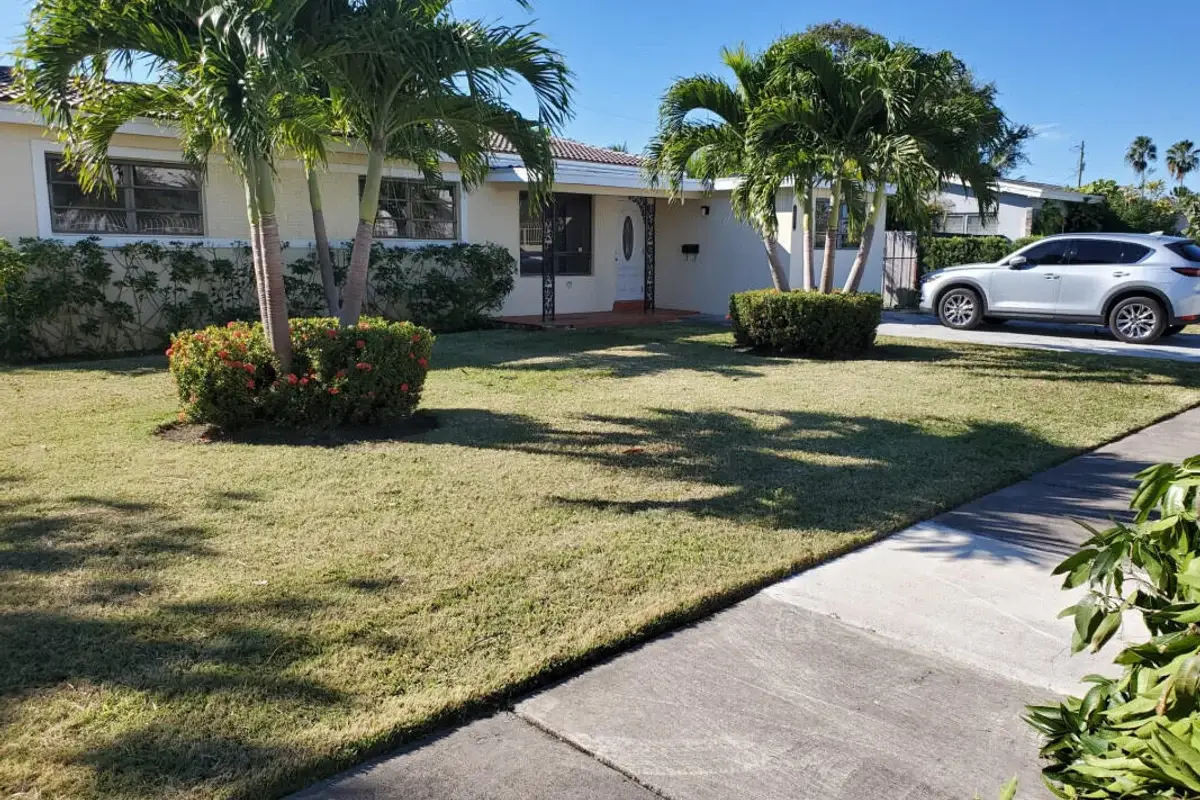 2460 NE 215th St, Miami: photo 1 of 15