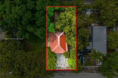 270-272 NW 35th St, Miami: photo 1 of 9