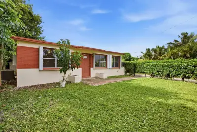 4626 Schall Rd, West Palm Beach: photo 1 of 15