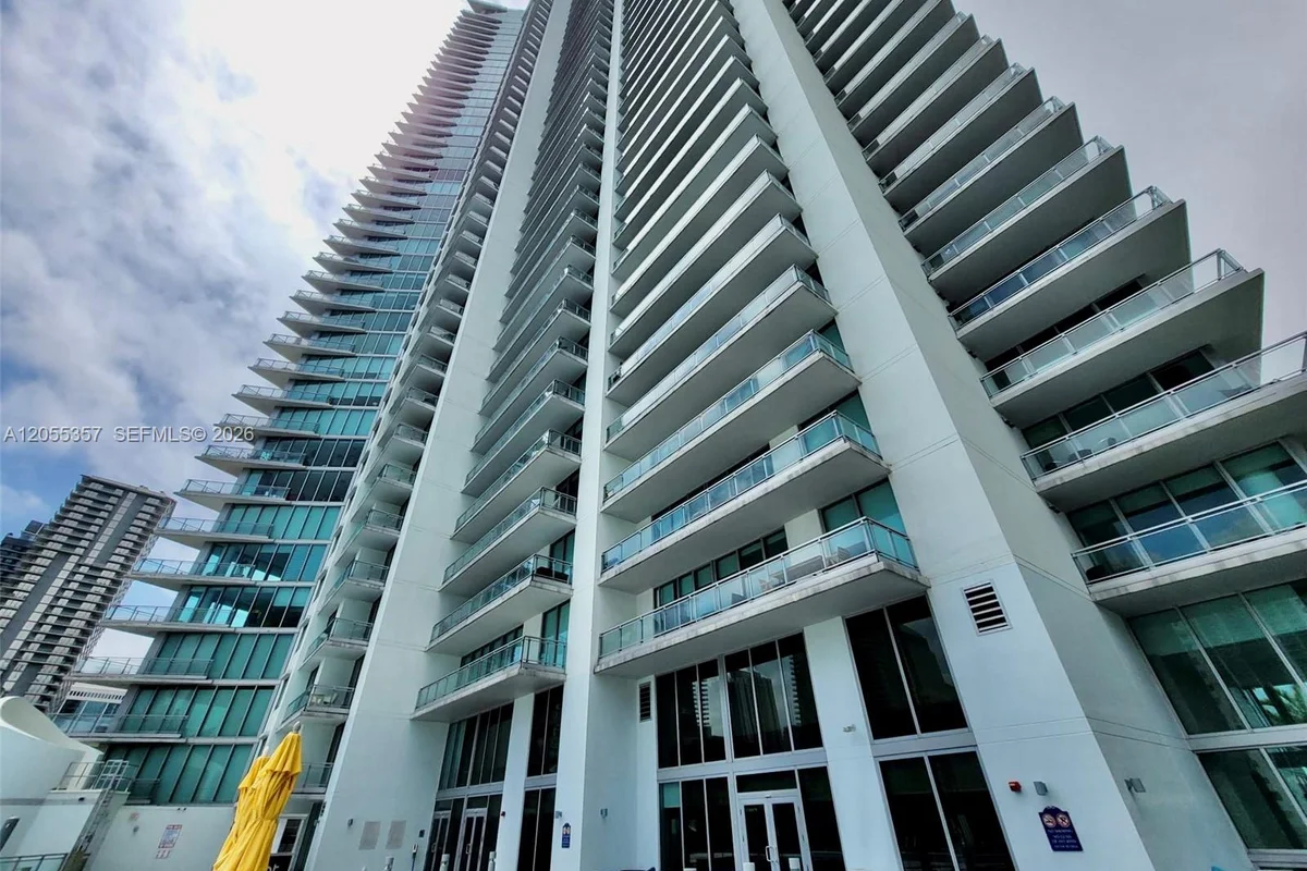 92 SW 3rd St #1808, Miami: photo 1 of 60