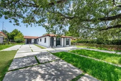 3000 NW 13th St, Miami: photo 1 of 36