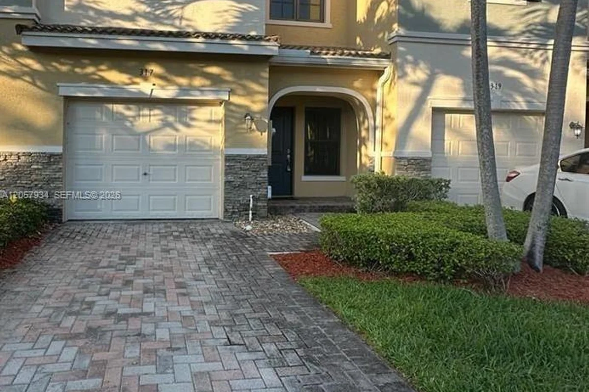 317 NE 194th Ln, Miami: photo 1 of 13