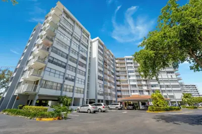 1300 NE Miami Gardens Dr #621E, Miami: photo 1 of 31