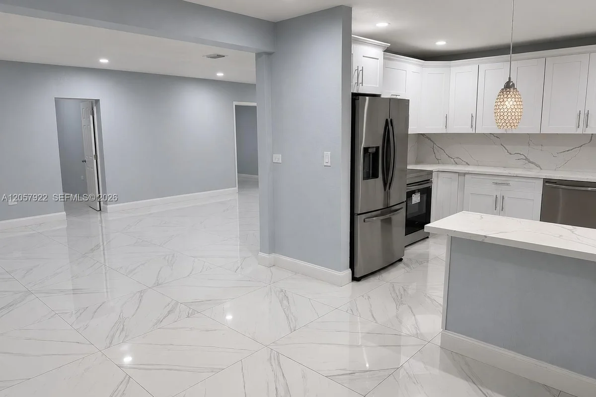552 NE 161st St, Miami: photo 1 of 20