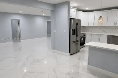 552 NE 161st St, Miami: photo 1 of 20