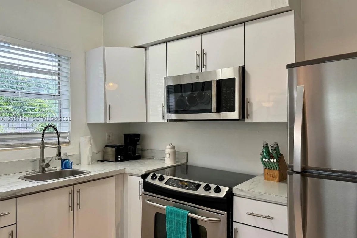 1130 NE 81st St #4, Miami: photo 1 of 21