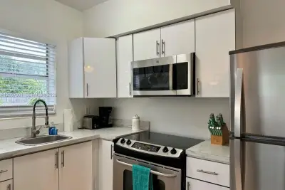 1130 NE 81st St #4, Miami: photo 1 of 21