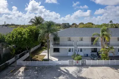 324 W Pine St #11, Lantana: photo 1 of 38