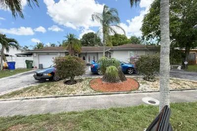 6280 SW 4th St, Margate: photo 1 of 13