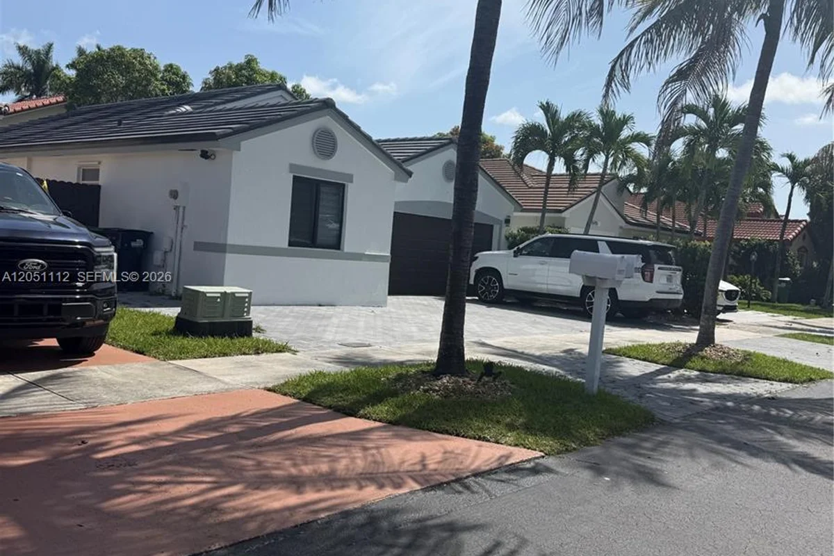 15921 SW 82 St, Miami: photo 1 of 3