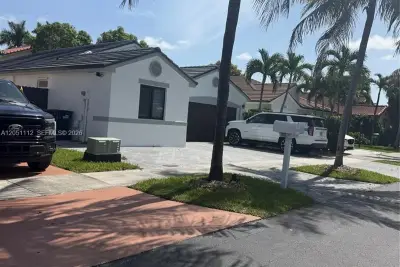 15921 SW 82 St, Miami: photo 1 of 3