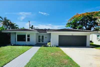 2648 NE 9th St, Pompano Beach: photo 1 of 15