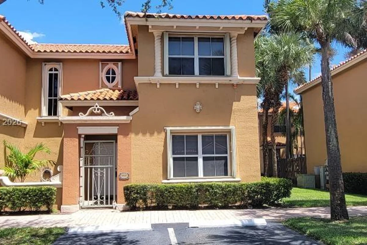 8545 NW 140th St #1101, Miami Lakes: photo 1 of 11