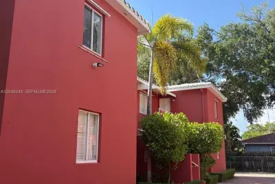 544 NE 62nd St #8, Miami: photo 1 of 20