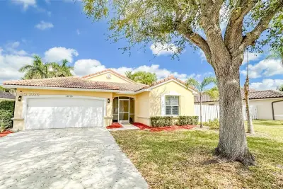 18795 NW 24th Ct, Pembroke Pines: photo 1 of 20