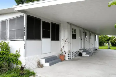 7323 N 44th Ter N, Riviera Beach: photo 1 of 6