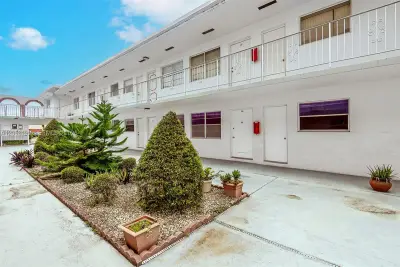 2826 Van Buren St #8, Hollywood: photo 1 of 24