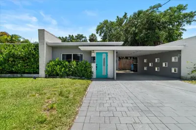 1560 NE 32nd St, Oakland Park: photo 1 of 34