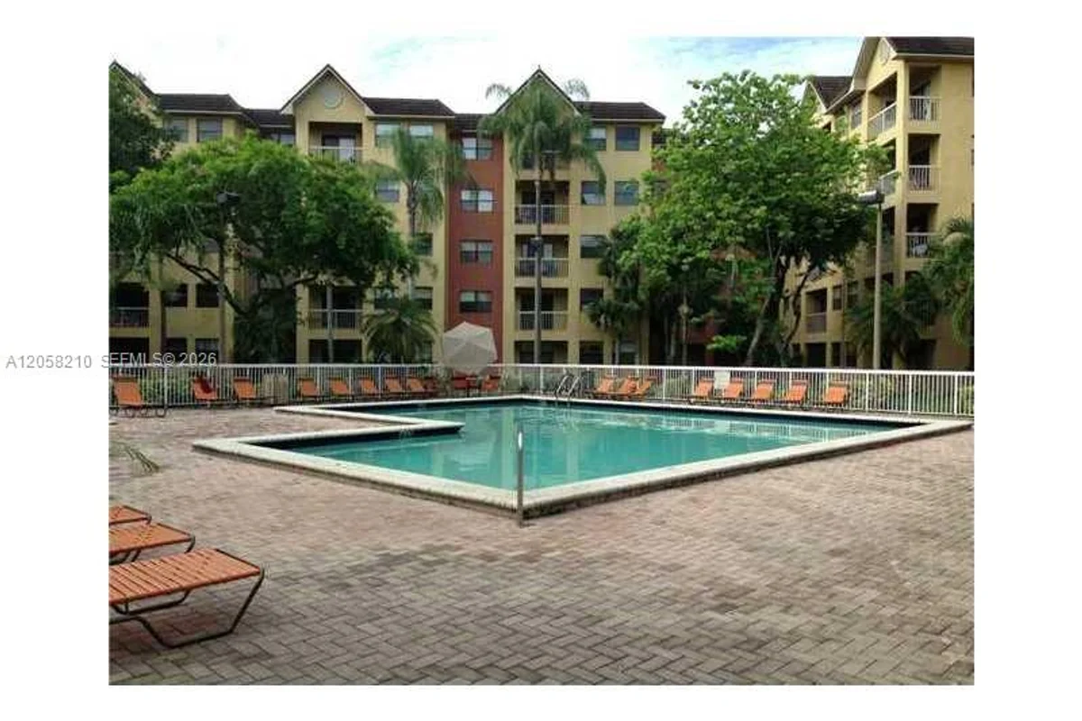 8343 Lake Dr #101, Doral: photo 1 of 10