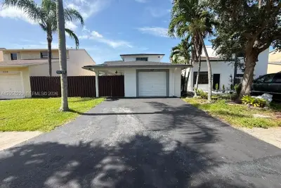 14720 SW 106th Ter, Miami: photo 1 of 27