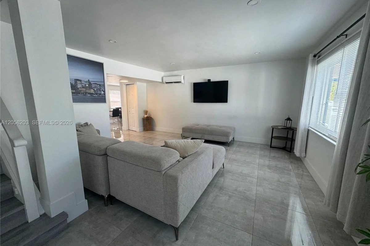 1904 SW 28th St, Fort Lauderdale: photo 1 of 33