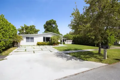 18681 Belview Dr, Cutler Bay: photo 1 of 25