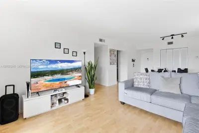 4400 Hillcrest Dr #901B, Hollywood: photo 1 of 20