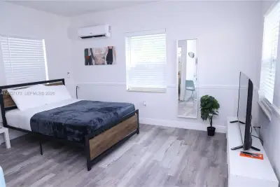 1109 SW 37th Ave #15, Miami: photo 1 of 9