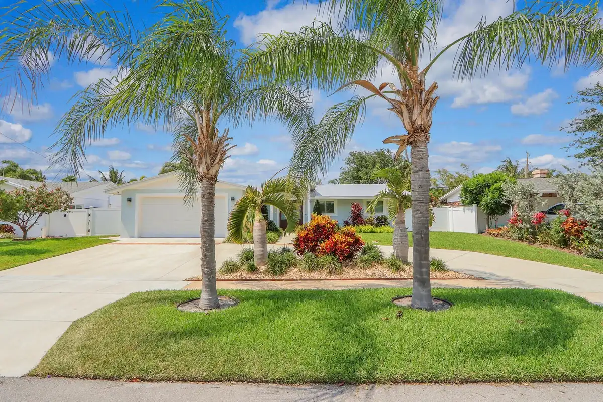 27 Willow Rd, Tequesta: photo 1 of 42