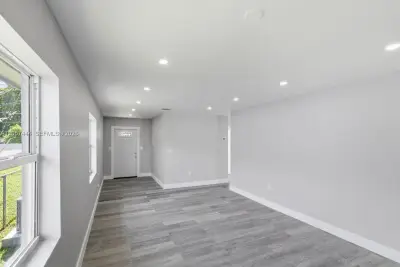 2288 W 4th Ct, Hialeah: photo 1 of 31