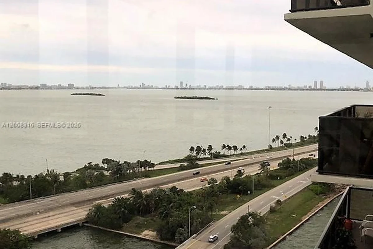 600 NE 36th St #T1, Miami: photo 1 of 5