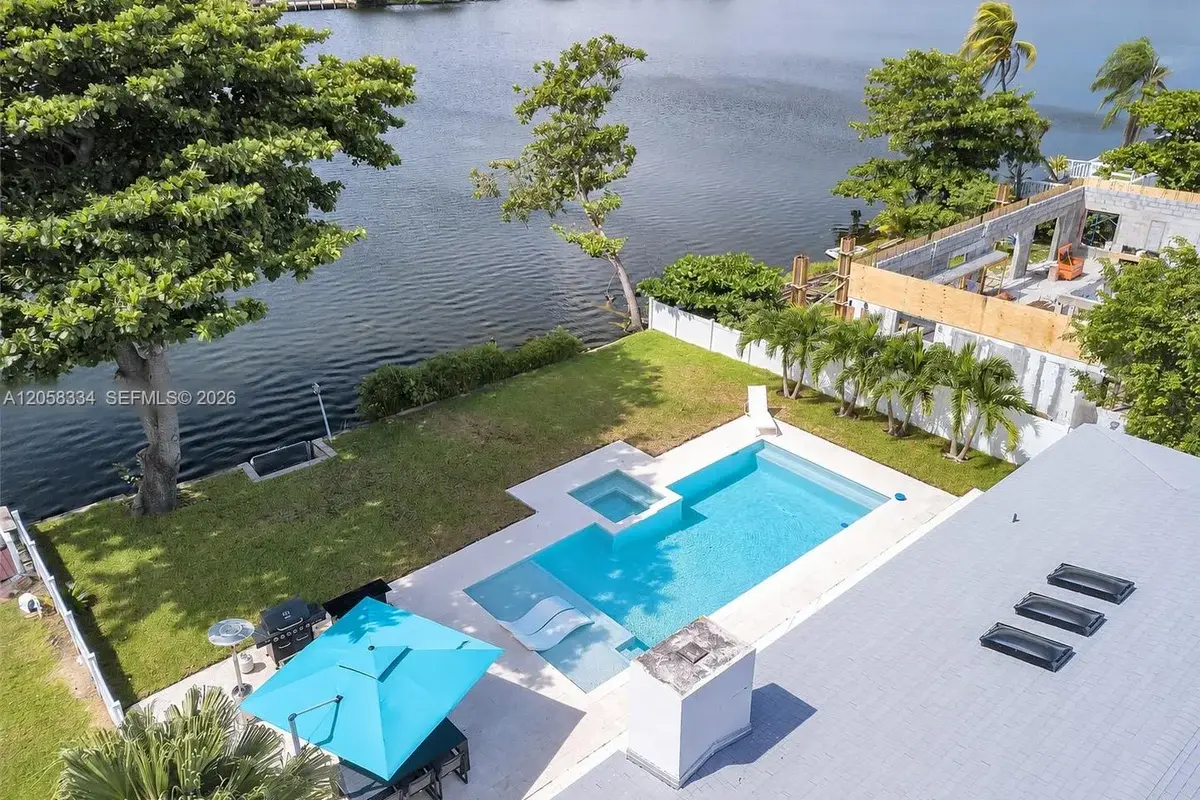 20950 NE 25th Ct, Miami: photo 1 of 35