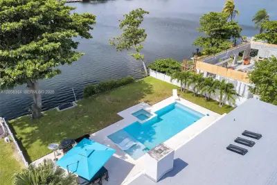 20950 NE 25th Ct, Miami: photo 1 of 35