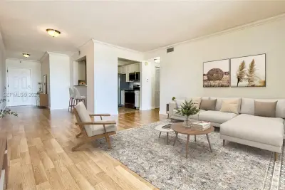 900 SW 8th St #1501, Miami: photo 1 of 25