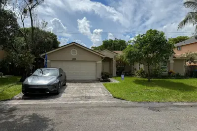 4786 NW 14th St, Coconut Creek: photo 1 of 20