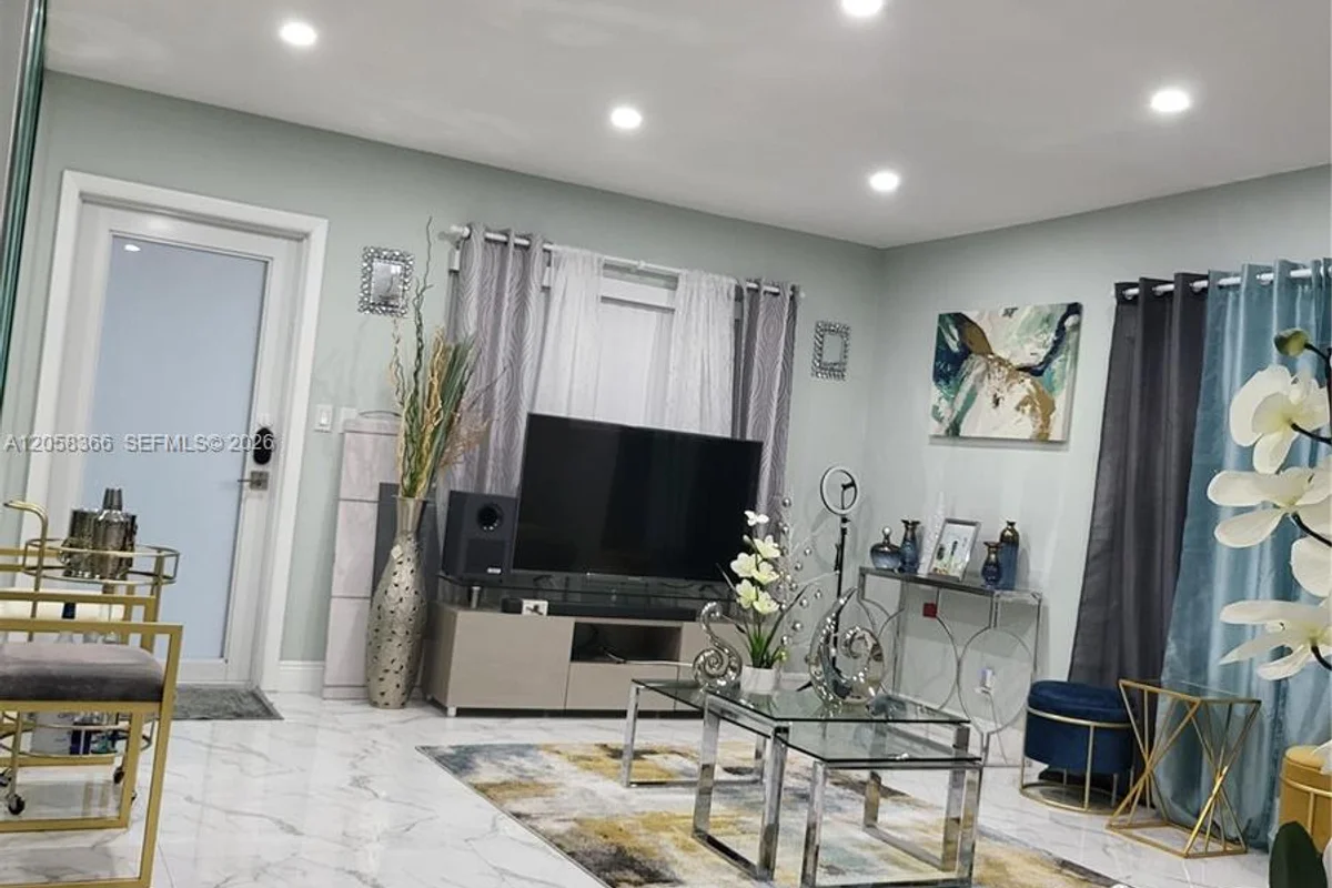 1747 Rodman St #110, Hollywood: photo 1 of 17