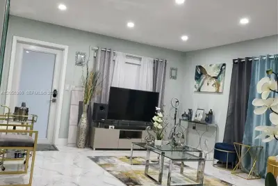 1747 Rodman St #110, Hollywood: photo 1 of 17