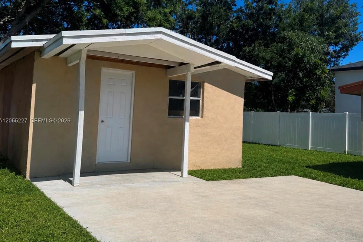 217 NW 14th Ct #B, Dania Beach: photo 1 of 3