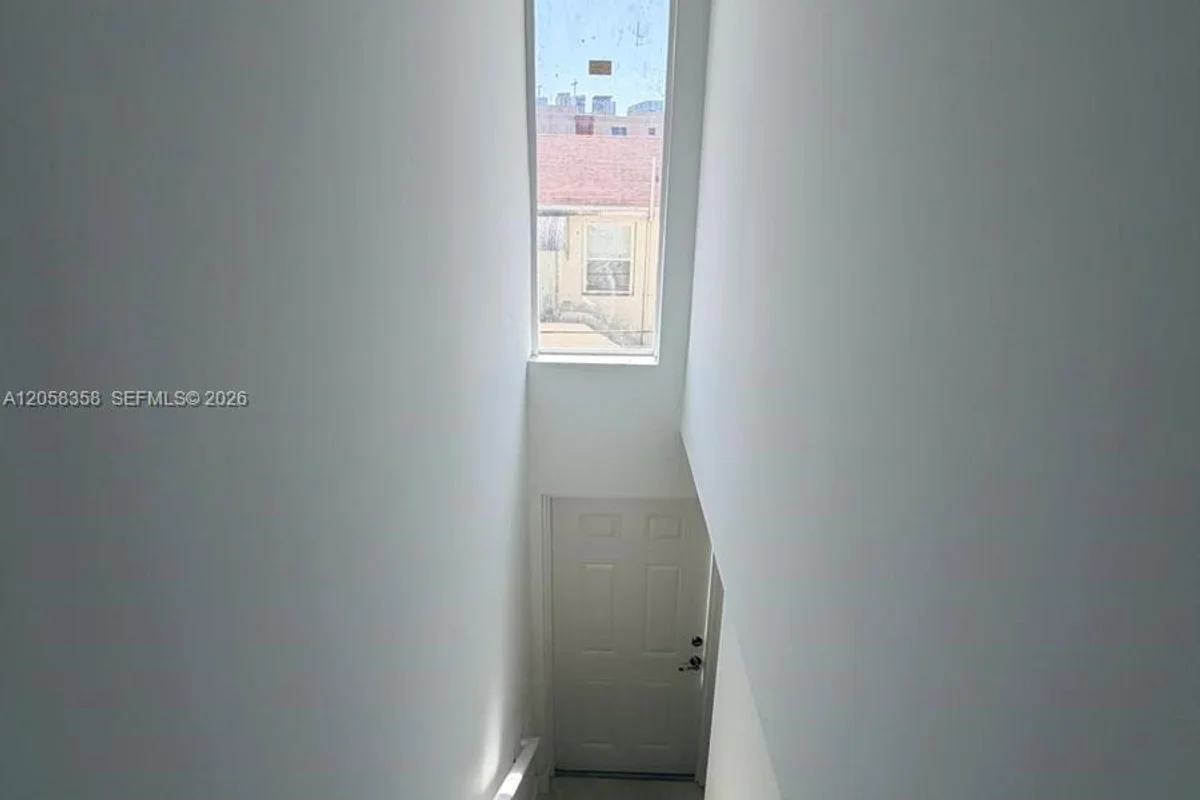 921 SW 7th St #3, Miami: photo 1 of 19