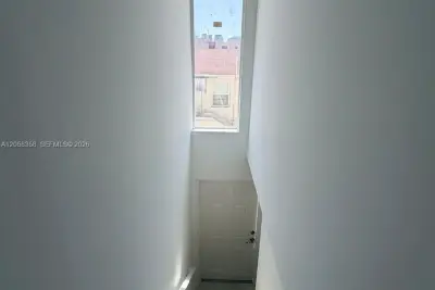 921 SW 7th St #3, Miami: photo 1 of 19