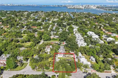 8701 NE 8th Ct, Miami: photo 1 of 13