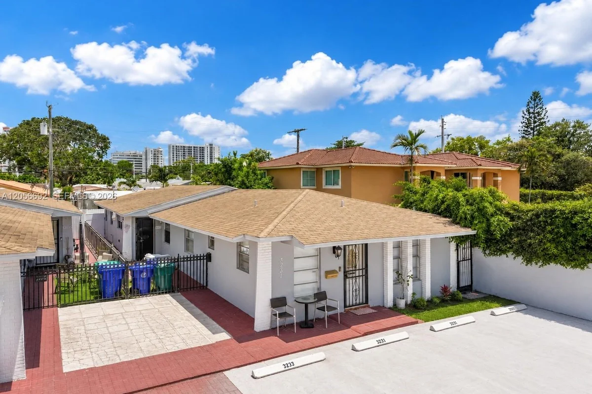 3231 SW 25th St, Miami: photo 1 of 64